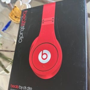 Beats by dr.Dre excellent condition. Nice colour